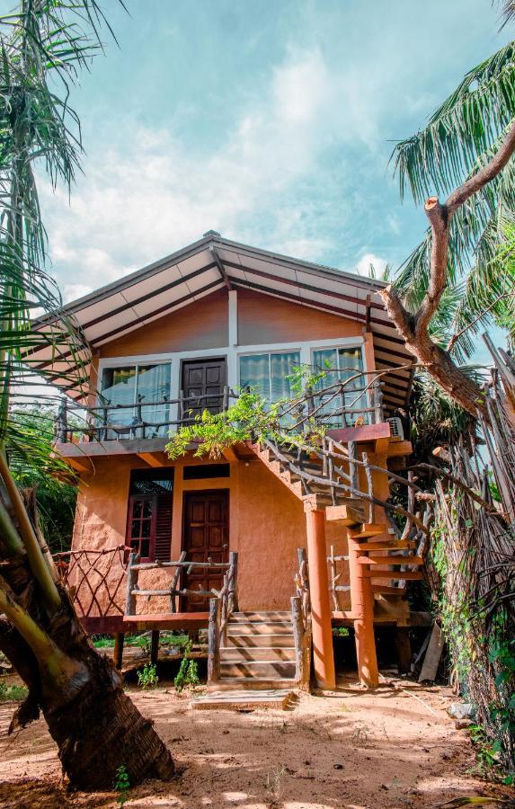 Sarada Beach Resort Tissamaharama Bagian luar foto