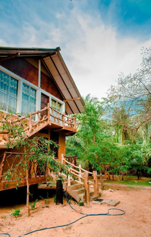 Sarada Beach Resort Tissamaharama Bagian luar foto