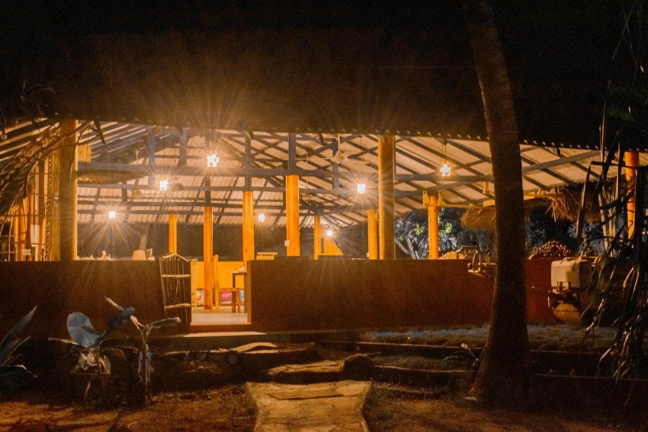 Sarada Beach Resort Tissamaharama Bagian luar foto