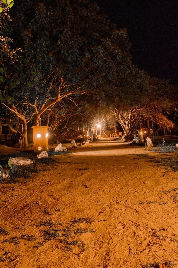 Sarada Beach Resort Tissamaharama Bagian luar foto