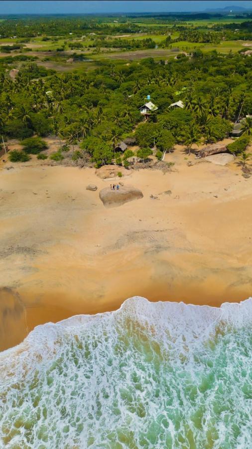 Sarada Beach Resort Tissamaharama Bagian luar foto